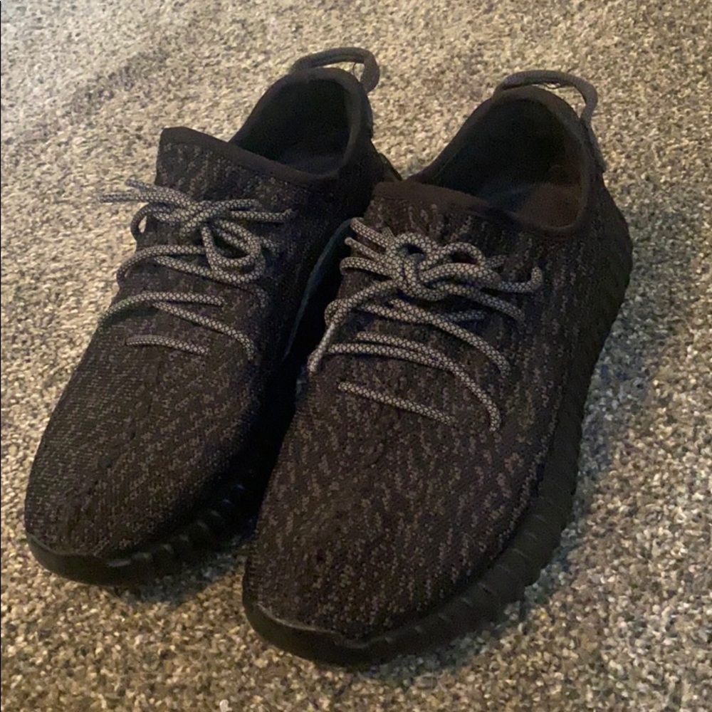 Yeezy 350- Pirate Black (2015) -Sz 7 Men/8.5 Women